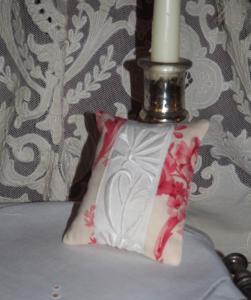 Charmant petit coussin porte-épingles, en tissu,  et broderies anciennes  , ou coussin de porte