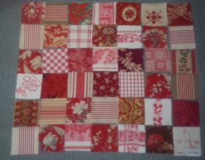   Lot de 42 petits coupons de tissus anciens pour patchwork.. coloris rouge