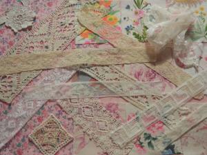 Lot de tissus anciens et dentelles pour scrapbooking, patchwork, livre textile , etc..., dominance rose