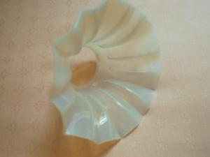 Jolie tulipe d'éclairage ancienne en verre opalisé