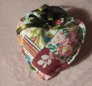 Petit coussin de porte ou pique-épingles en tissus anciens