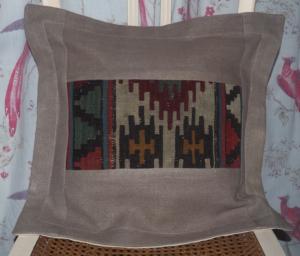   Housse de coussin en tissus anciens , lin et kilim 19 ème