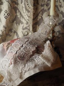 Large et jolie dentelle ancienne