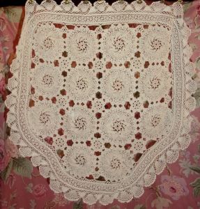 très joli élément ancien réalisé au crochet fil de lin très fin, dentelle ancienne main