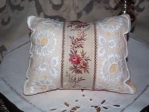 Charmant petit coussin porte-épingles, en tissu,  et broderies anciennes  , ou coussin de porte