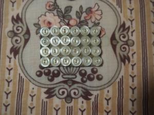 12 mini boutons anciens en nacre, lingerie , poupée , 0,8 cm