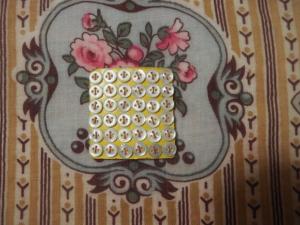 12 mini mini boutons anciens en nacre, lingerie , poupée , 0,6 cm