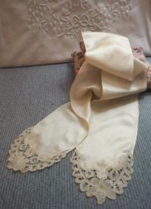 ruban ancien avec belle dentelle faite main, cravate ancienne