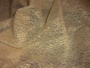 tissu en DENTELLE ANCIENNE OU VINTAGE/ POUPEE   
