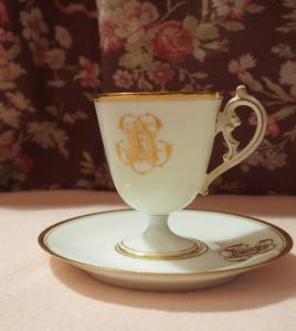 Superbe tasse ancienne sur pied , 19 ème , blanche et or