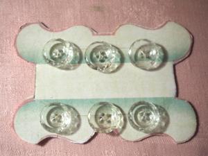 6 boutons anciens en verre