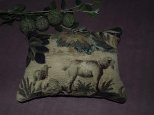 Petit coussin , tissu ancien rustique 19ème, moutons , verdures