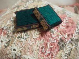 1 Rare petite bobine ancienne originale de soie naturelle verte . 