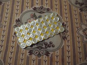 32 petits boutons anciens de nacre sur carte, lingerie, poupée