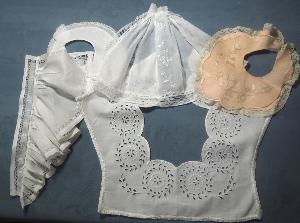 Un lot de cols anciens et bavoirs pour déco ou créations, en bon état