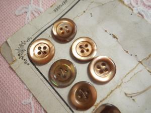 6 gros boutons anciens en nacre beige rosé